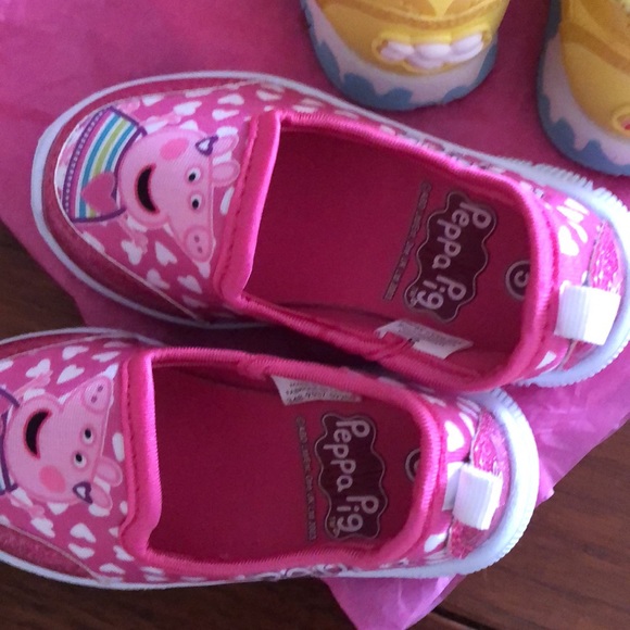 Two pairs adorable and small “Peppa The Pig” themed Shoes US 4 and US 5. - Picture 8 of 10